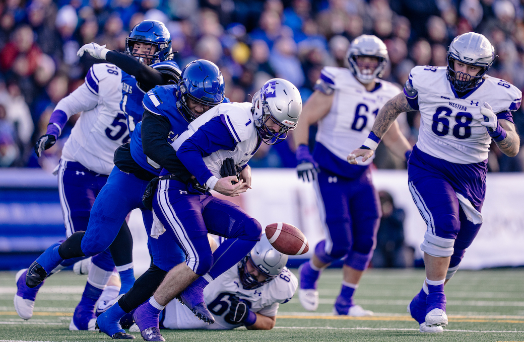 Les revirements font la diff&eacute;rence alors que les Carabins malm&egrave;nent les Mustangs en route vers la victoire &agrave; la Coupe Uteck