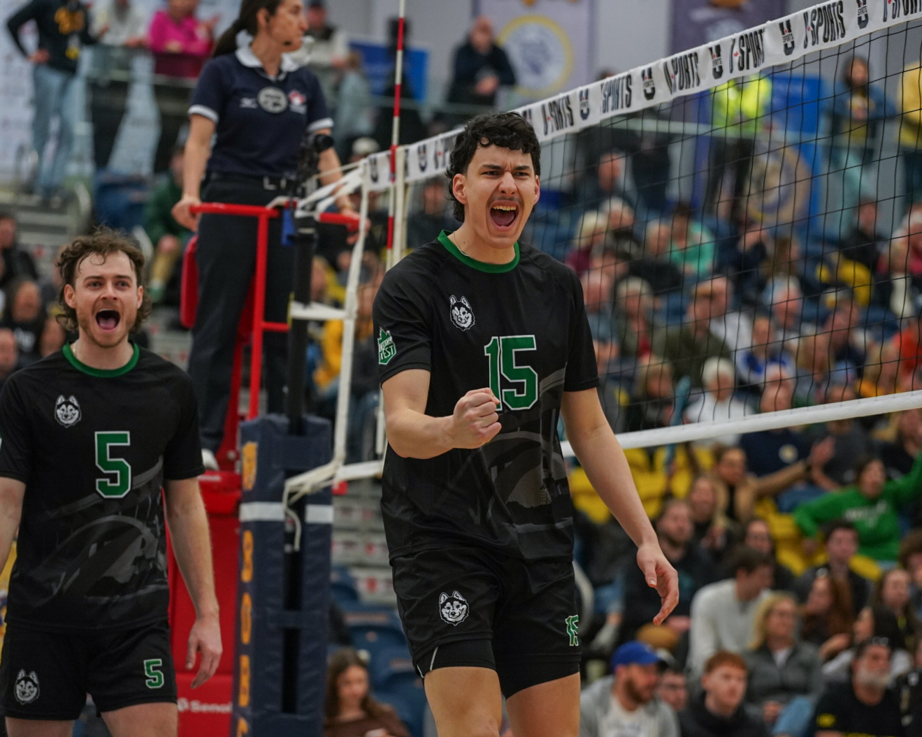 Les Huskies battent le Vert & Or et remportent une premi&egrave;re m&eacute;daille en 21 ans
