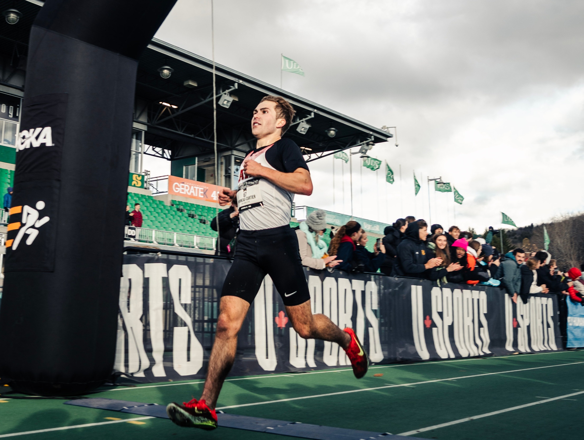 Morneau-Cartier compl&egrave;te le tripl&eacute; d&rsquo;or et les Gaels de Queen's remportent le titre par &eacute;quipes du Championnat de cross-country masculin de U SPORTS